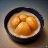 五一吃瓜导航主编王一鸣的工作照，他戴着眼镜，神情专注地看着电脑屏幕，背景是整洁的书架，透出沉稳的专业感